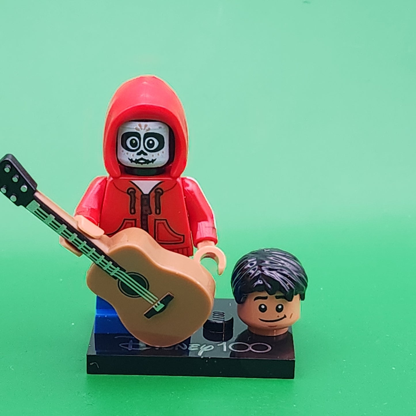 Lego Miguel Disney 100 Minifigure Guitar and extra Head