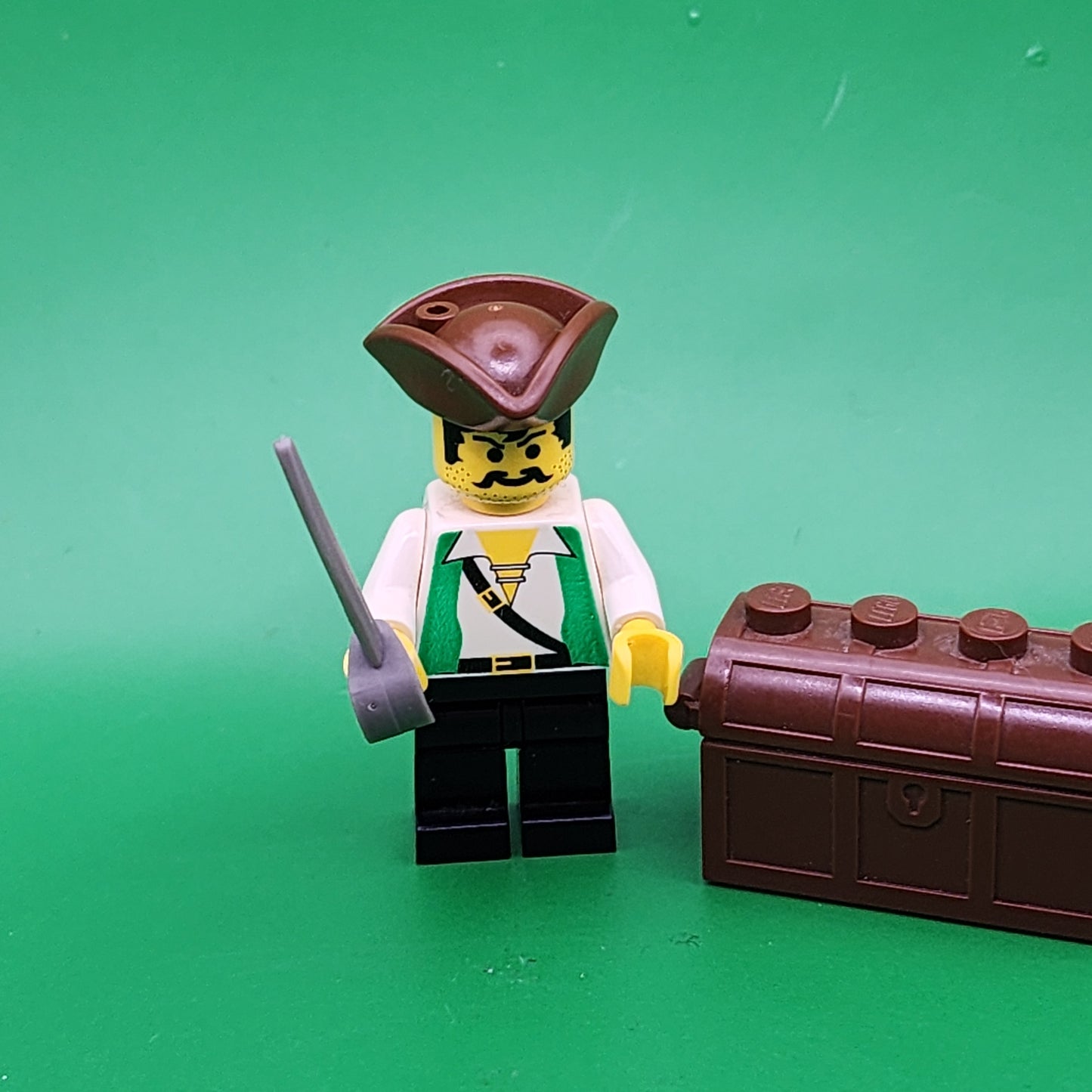Lego Pirate Green Vest Minifigure Black Legs, Brown Pirate Triangle Hat pi048 Pirates