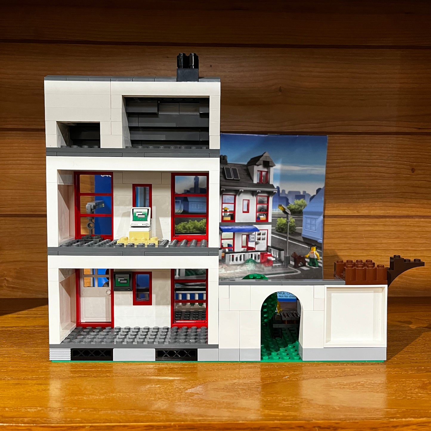 City House Pre-Built Lego 8403 set