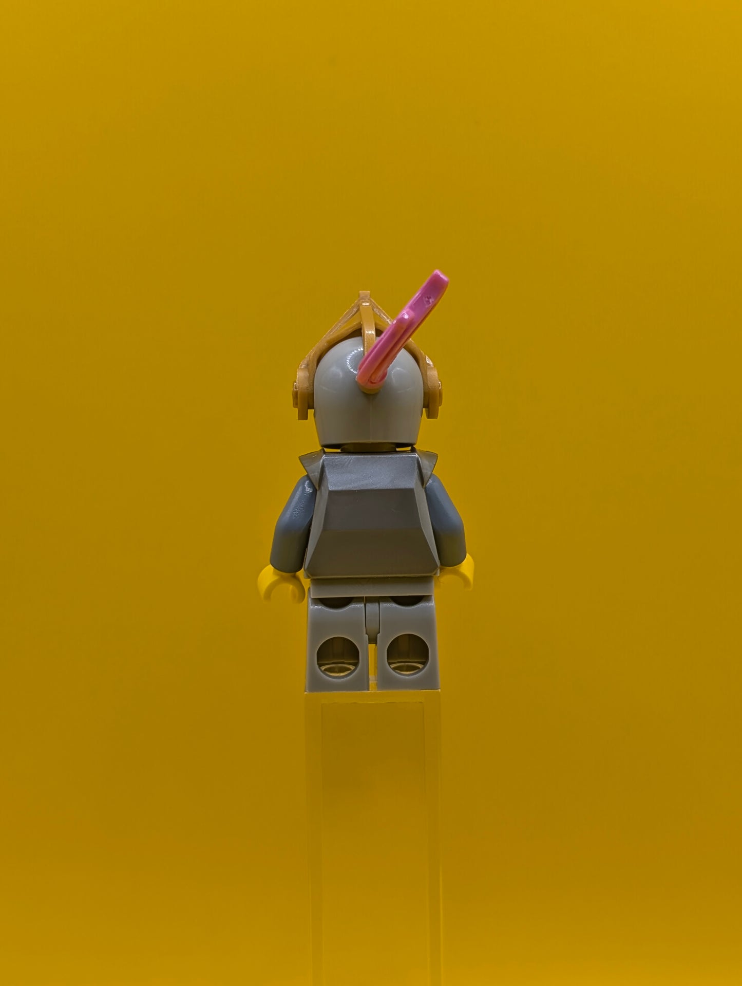 Knight of The Yellow Castle col408 Series 23 (minifigure only without stand or accessories) CMF Minifigure Lego