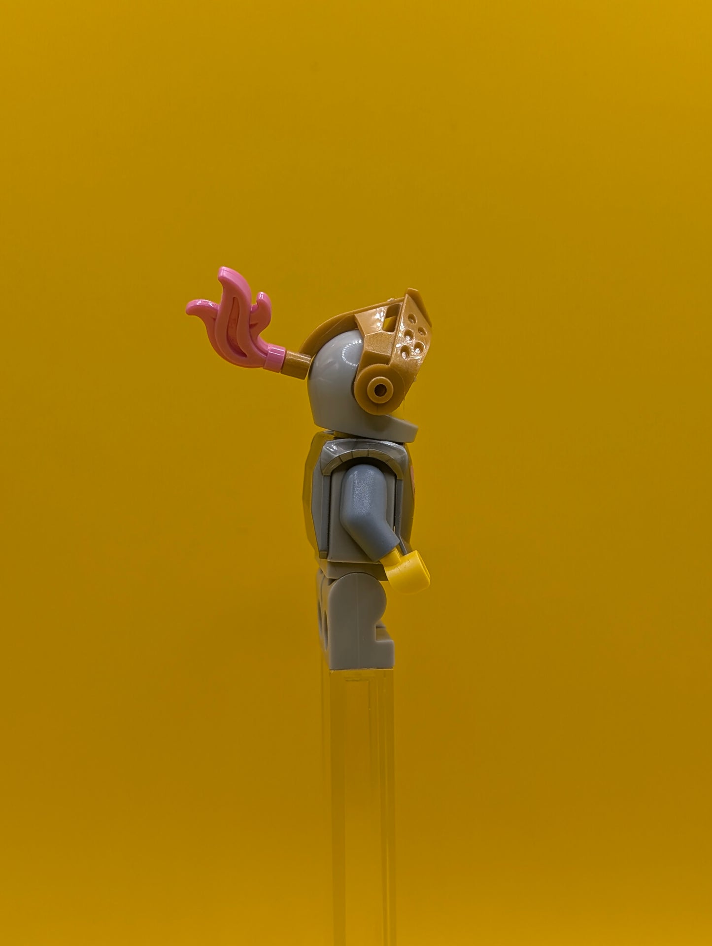 Knight of The Yellow Castle col408 Series 23 (minifigure only without stand or accessories) CMF Minifigure Lego