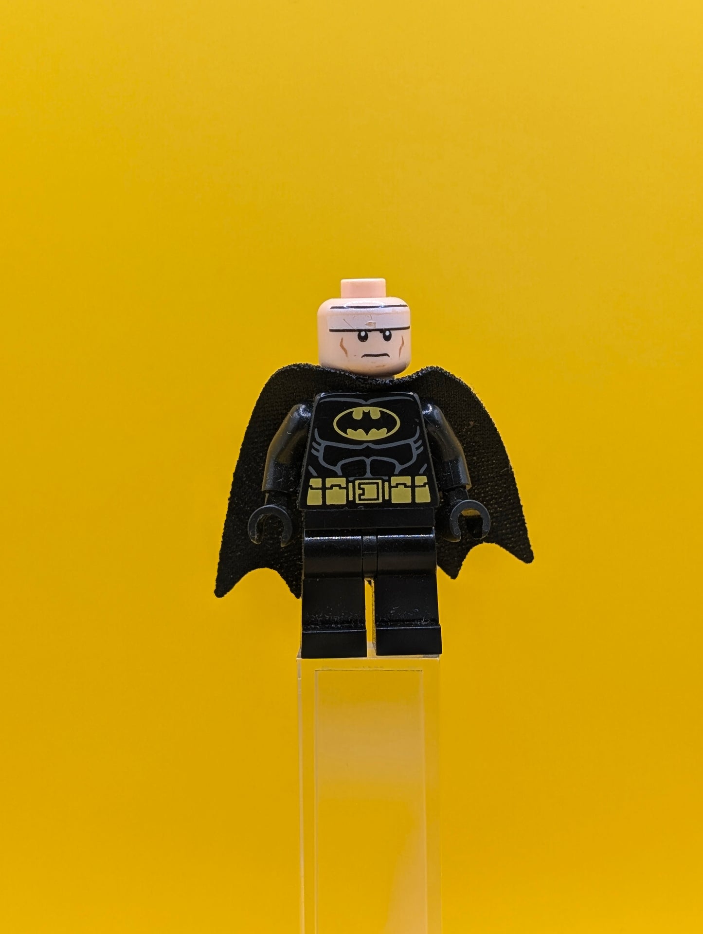 Batman sh0016b Black Suit Yellow Belt and Crest DC Minifigure Lego