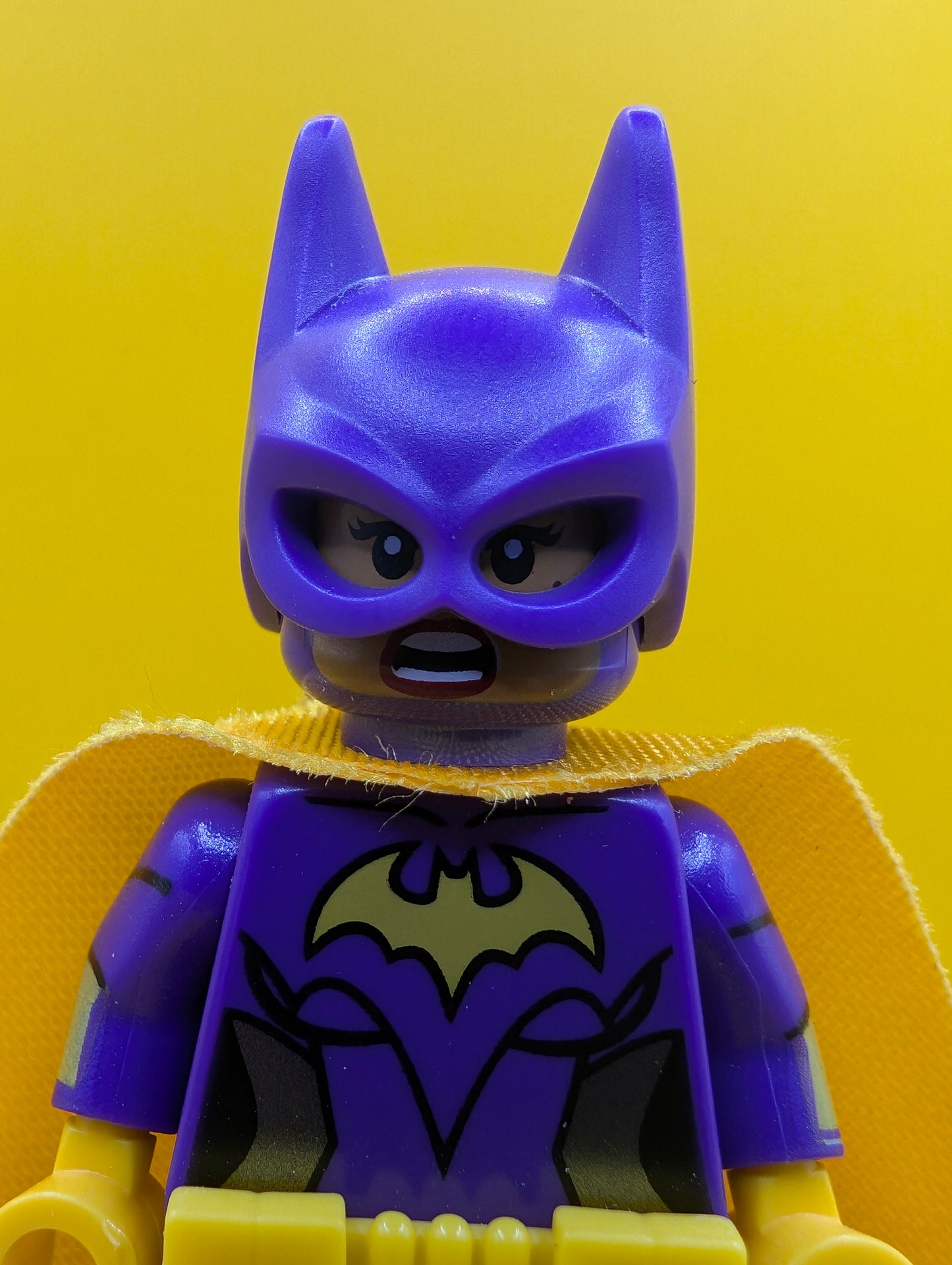 Batgirl dim044 Dark Purple Suit Yellow Cape Smirk/ Surprised Minifigure Lego