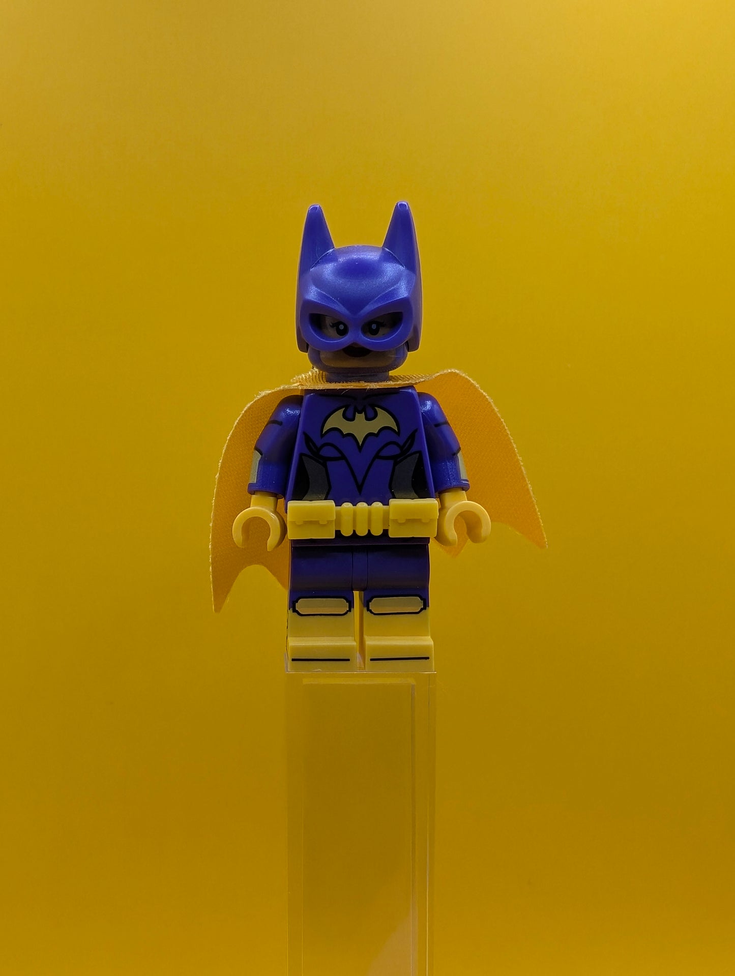 Batgirl dim044 Dark Purple Suit Yellow Cape Smirk/ Surprised Minifigure Lego